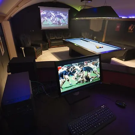 The Bachelor Private Club בית נופש *